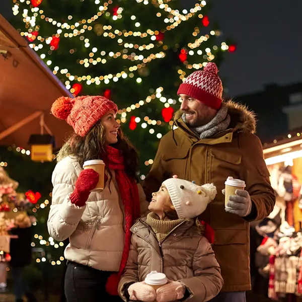 glückliche Familie auf dem Weihnachtsmarkt