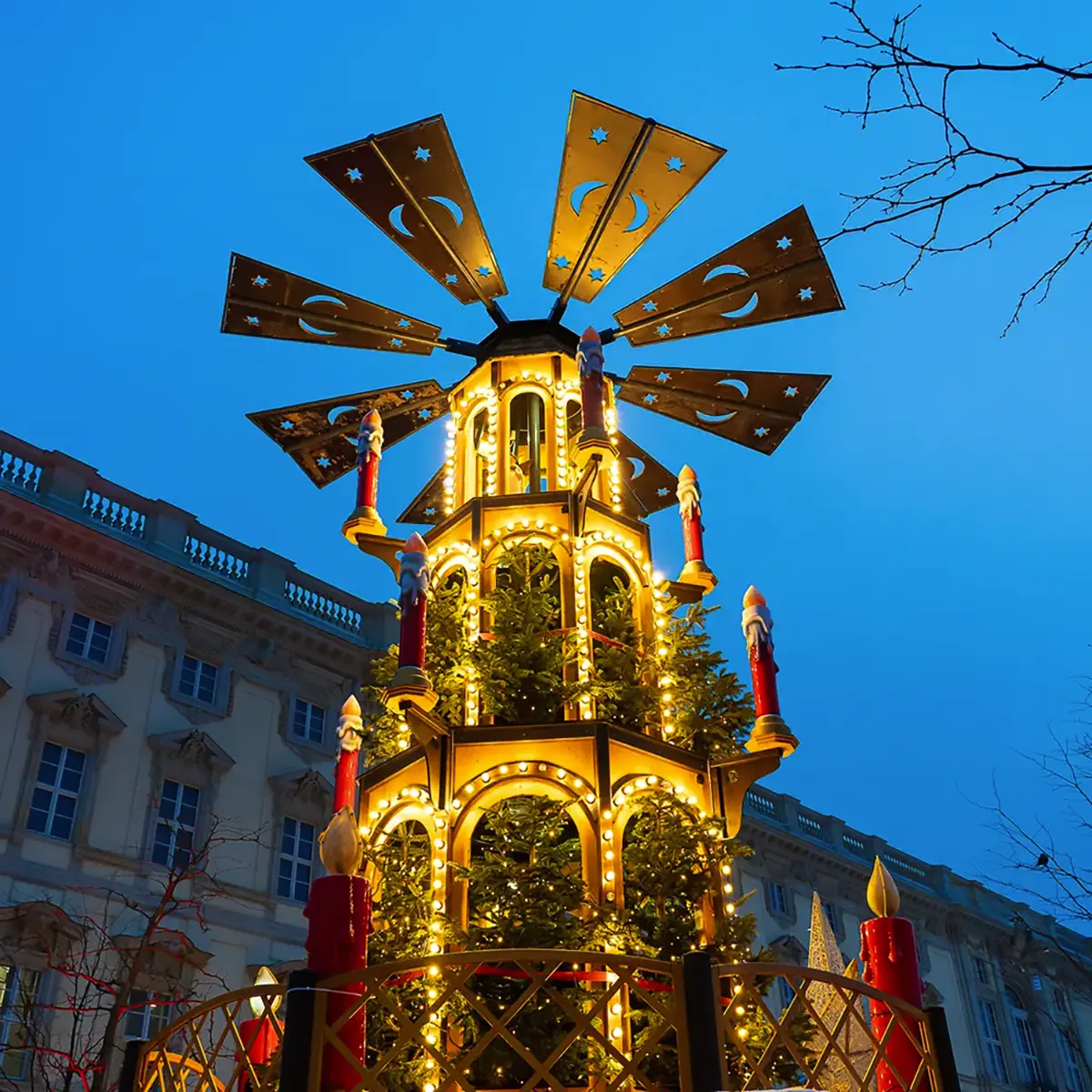 Holz Pyramide am Schlossplatz